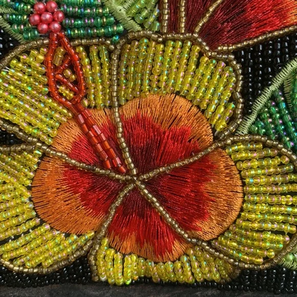 SOLD!!!🌺🌺🌺Beaded Hibiscus Bag 🌺 - Picture 3 of 7